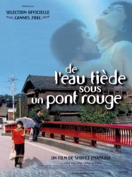 De l'eau tiède sous un pont rouge