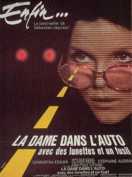 La Dame dans l'auto avec des lunettes et un fusil